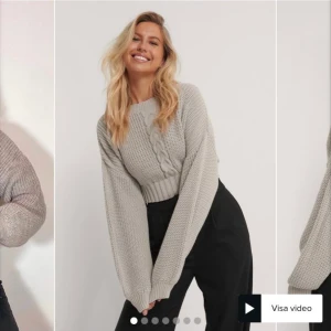 Stickad tröja  - Croppad stickad tröja med ballongärmar i en greige färg 🤍 Använd fåtal gånger!!! (lånade bilder)