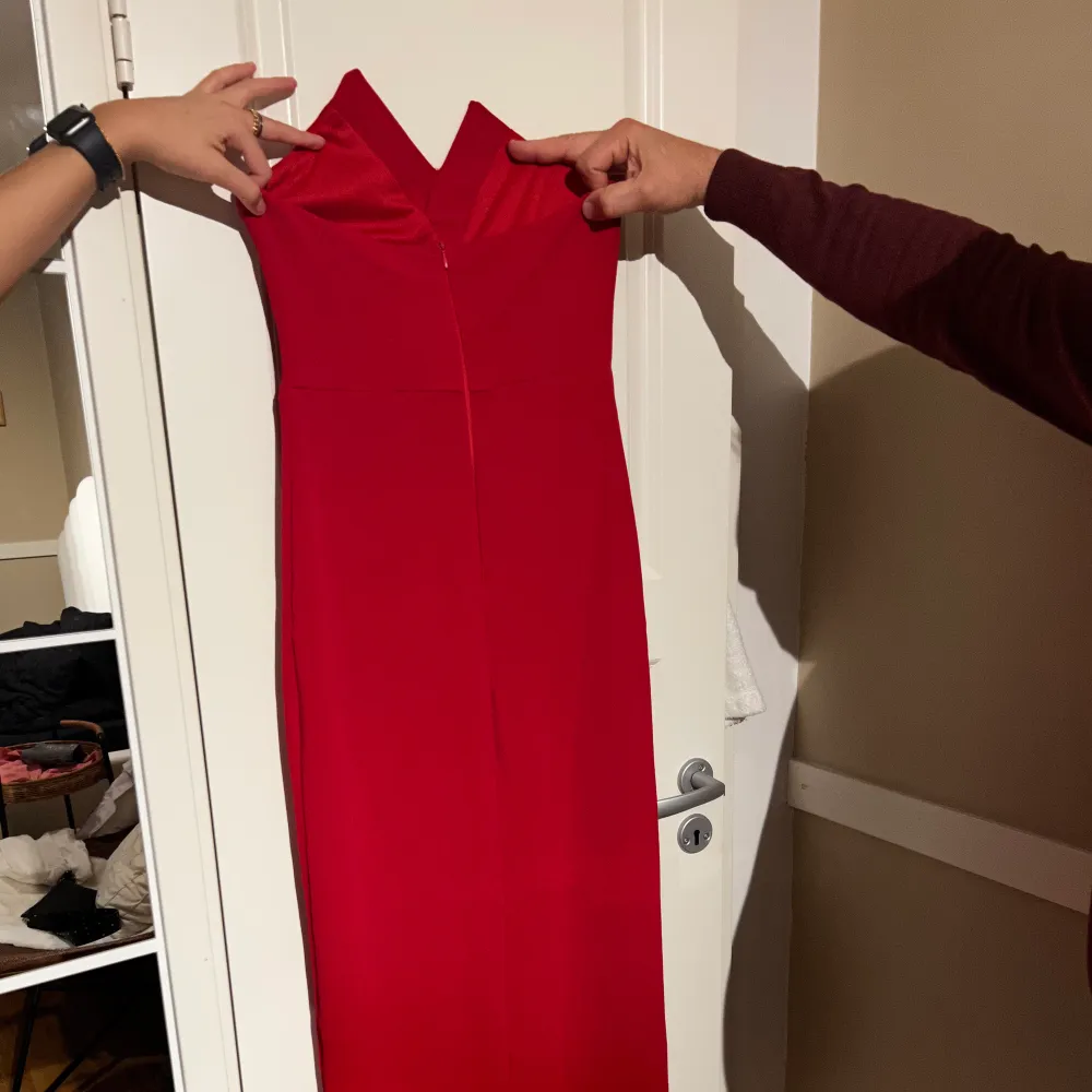 Säljer en röd maxi klänning med slits i storlek 10. Passar perfekt för ball, jul, ny år osv. Knappt använd skriv vid intresse. . Klänningar.