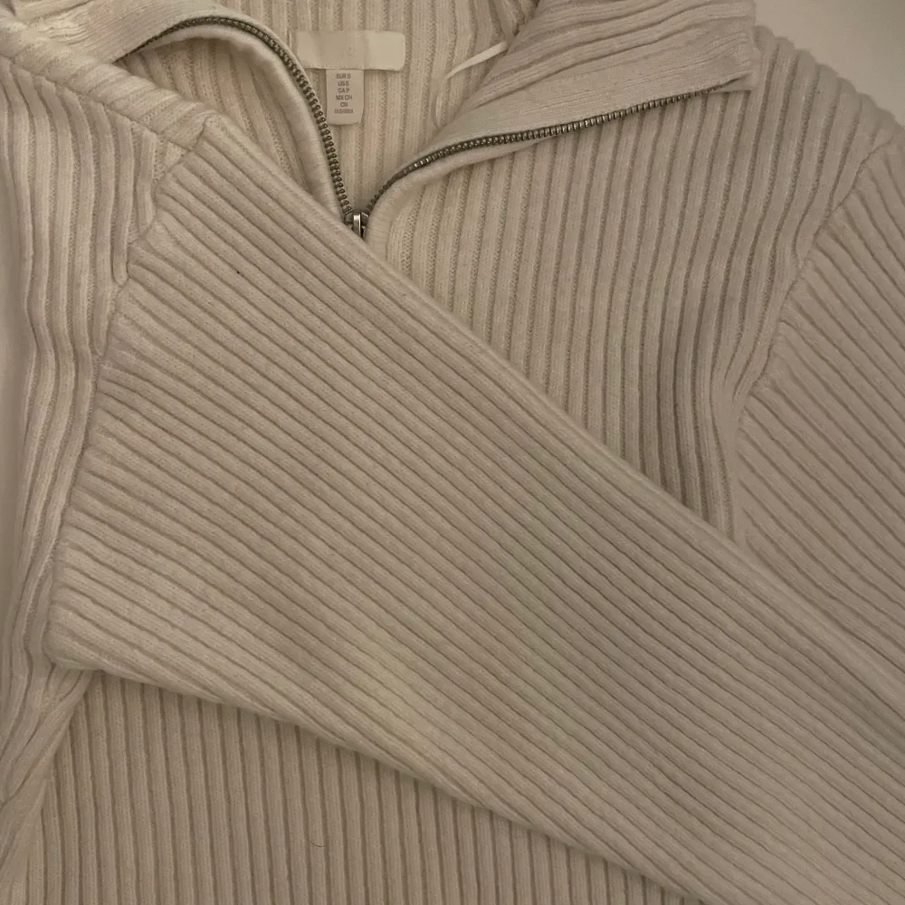 Säljer denna superfina half zipped tröjan från H&M, aldrig använd . Tröjor & Koftor.
