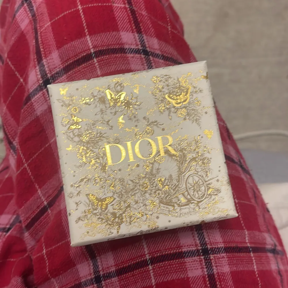 Säljer mitt dior armband köpt typ 2 eller 3 år sen men är aldrig använd! Äkta, har box osv . Accessoarer.