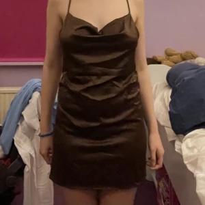 Brun Pull & Bear klänning - Väldigt fin och skön klänning i sidenliknande material. Helt oanvänd och köpt för nästan ett år sedan. Då den inte är använd är den i perfekt skick. Kontakta mig om du har frågor eller vill ha fler bilder💓