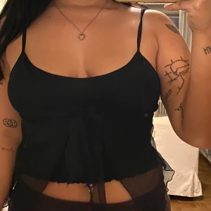 Fairy/butterfly topp<3 - köpt på humana, använd 1 gång sen dess. svart linne med mesh-tyg som knyts över, jättegulligt!!! ingen tag med strl eller märke, men sitter som en S/M 