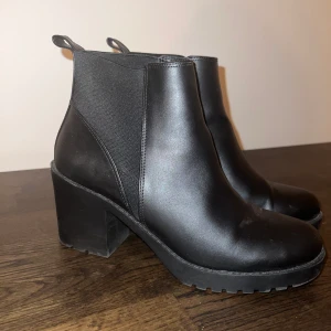 Skor 41 - Svarta boots ifrån HM. Knappt använda i storlek 41 🖤