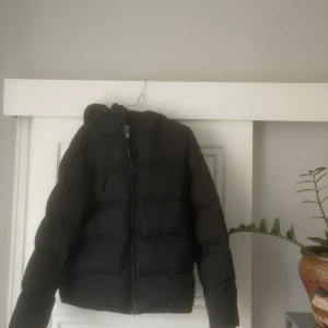 Samsoe vinter jacka  - Utsålda Samsoe korta vinterjacka från förra året. Har knappt haft på mig den. Ca 10 gånger förra året. 