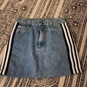 Kort kjol  - En jätte fin mini skirt med rander på sidorna💕💕 den är i nyskick och aldrig använd, det finns en topp till som är lilla och har samma ränder som kjolen har, ifall nån är intresserad skriv till mig så skickar jag bild på den❤️