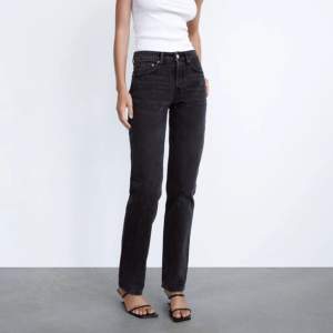 Jättefina zara jeans midrise straight svarta. Säljer då de är för stora för mig. Använda ca. 10 ggr men i mycket fint skick. Skriv för fler egna bilder💕💕 nypris 359, mitt pris 220❤️