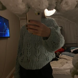 Stickad tröja  - Säljer denna superfina ljusblå stickade tröja från BikBok💞💞Den är i storlek M men passar även S🤩supermysig höst tröja och jötteskön!🥰