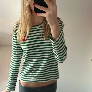 CDG play  - Så cool grönrandig CDG play tröja, köpt på NK för 1300kr😍den är i storlek S men eftersom det är italienska storlekar skulle jag mer säga att den är som en XS eller XXS 