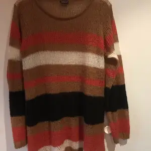 Snygg smidig tunn tröja med breda ränder i trendiga färger. 