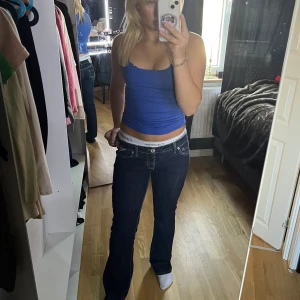 As snygga replay jeans - Säljer nu mina favorit byxor som jag älskar, men tyvärr så är dom lite stora i midjan för mig så det blir jobbigt att ha dom. Dom är i bra skick för att vara vintage. Som är lågmidjade som ni ser på bilden.