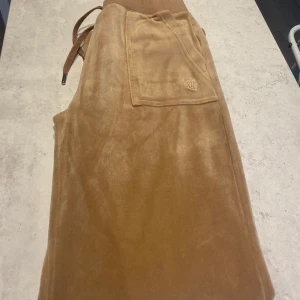 Juicy Couture - St S Använda ett fåtal ggr. Porto tillkommer (66kr)  Färgen är Taupe 800kr hb