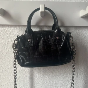 Nunoo väska - En liten väska man kan styla till mycket, inga skador och använd få gånger.ny pris ca 900kr 