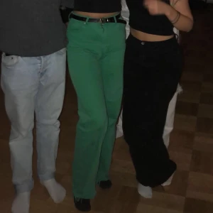 Zara jeans strl 38 - Säljer mina gröna jeans från Zara i strl 38/M. Köpta förra sommaren för 400kr och har använts några gånger. Inga tecken på användning eller slitage och har hållit sig så gott som nya! Om fler bilder behövs så kan jag skicka det vid eventuell affär🫶(swish)