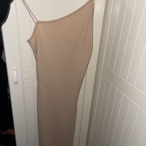 Beige klänning  - Helt ny storlek s