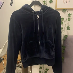 Juicy couture - Säljer en juicy couture tröja i bra skick, färgen marin blå. Ena metall saken har åkt av men man kan limma tillbaka den. Använd cirka 7 gånger.❤️💕