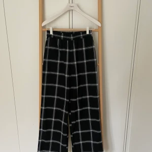 Coola rutiga byxor  - Rutiga byxor från monki, säljer pga att dom inte passar länge😢 