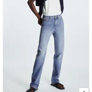 Säljer dessa slutsålda jeans från cos i st 34. Superfina och i nyskick! (De är inte använda)💕