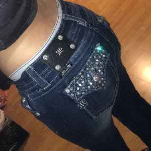 Miss Me jeans 29 nyskick y2k 00s baddie lågmidjade strass paljetter glitter -   Så snygga lågmidjade jeans fårn miss me i storlek 29” , lågmidjade och helt i nyskick. Kände mig tyvärr inte bekväm i lågmidjat med för den som gör det är dessa jeans perfekt