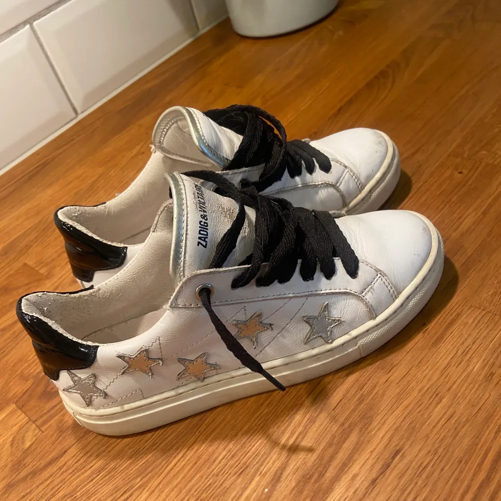 Säljer mina fina Zadig skor då de tyvärr blivit försmå:( Skorna är i barnstorlek och jag lägger upp igen pga oseriös köpare!. Skor.