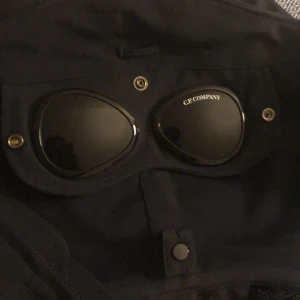 Jacka  - Säljer min CP.COMPANY jacka köpt för 4000 kr från Thern lunds helt ny ungefär använd i en månad inga skador 10/10 skick.  Ser helt ny ut  Finns bättre bilder i dm