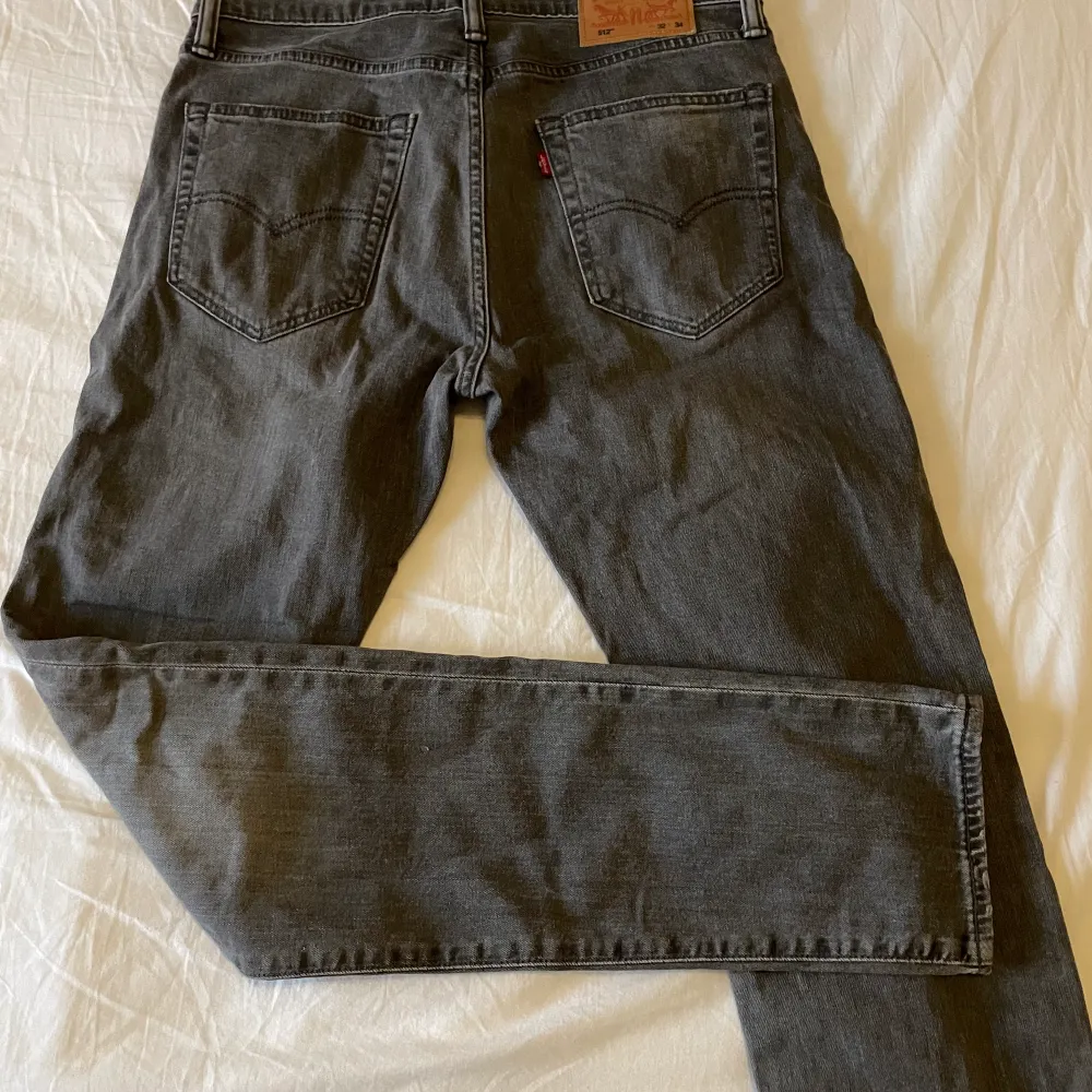 Snygg grå färg på ett par 512:or. Lite använda men tvättade. Ej med sköljmedel. . Jeans & Byxor.