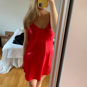 Silkes klänninh - En super fin röd/ rosa färgad silkekslänning 