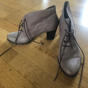 Tamaris klackar  - Tamaris klackar i gott skick storlek 39  Frakten får du stå för :)