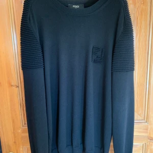 FENDI stickad tröja L svart - Säljer en FENDI stickad tröja Storlek: L Färg: Svart Begagnad 9/10