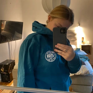 Vans hoodie - Blågrön vans hoodie med ett stort tryck på baksidan. Nypris 400. Mitt pris 180