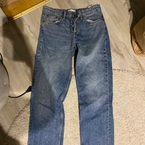 Zara byxor - Säljer mina så fina mis Rise jeans från zara! 