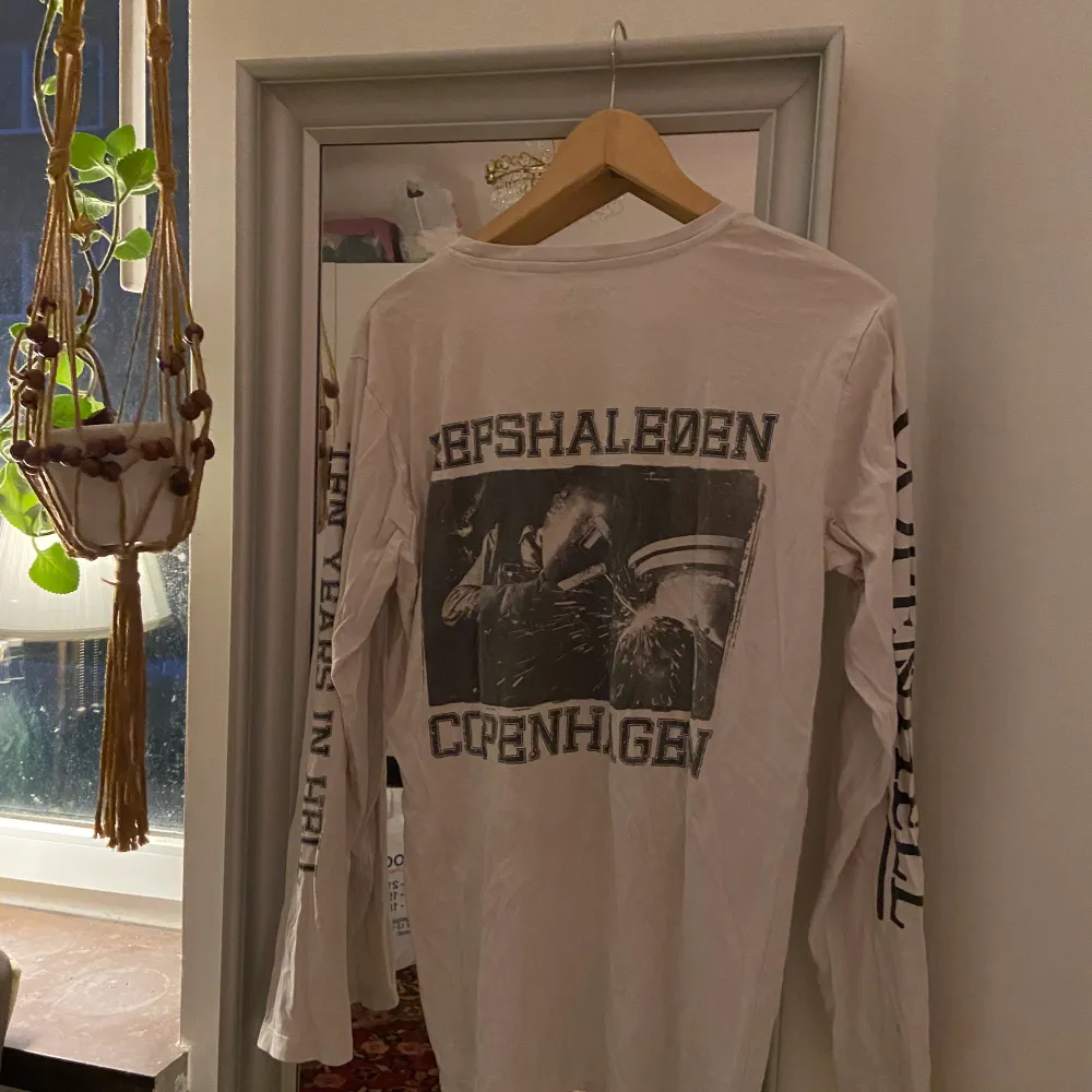 Garderobsrensning!  Säljer bland annat denna coola CopenHell-tröjan. Fett tryck över ryggen, men även cool med en tisha över😎 Hittar du någonting annat du gillar så kan pris absolut diskuteras! 🥰. T-shirts.