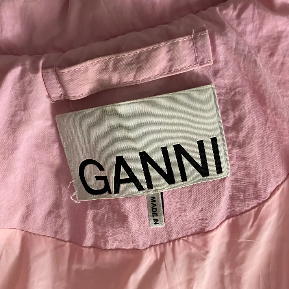 Säljer min rosa dunjacka från Ganni, då jag inte använder den längre tyvärr. Den är lite smutsig längst ner vid armarna men går att kemtvätta bort, för mer info och bilder skickas privat. :) Köpt 2020. Jackor.