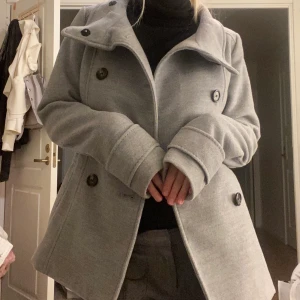 Kappa - Funderar på att sälja min såå fina kappa då jag har för många 🥲