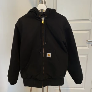 Carhartt WIP - Knappt använd jacka från Carhartt WIP. Nypris runt 2500. Säljer enbart pga lite för stor! Pris går att diskutera 