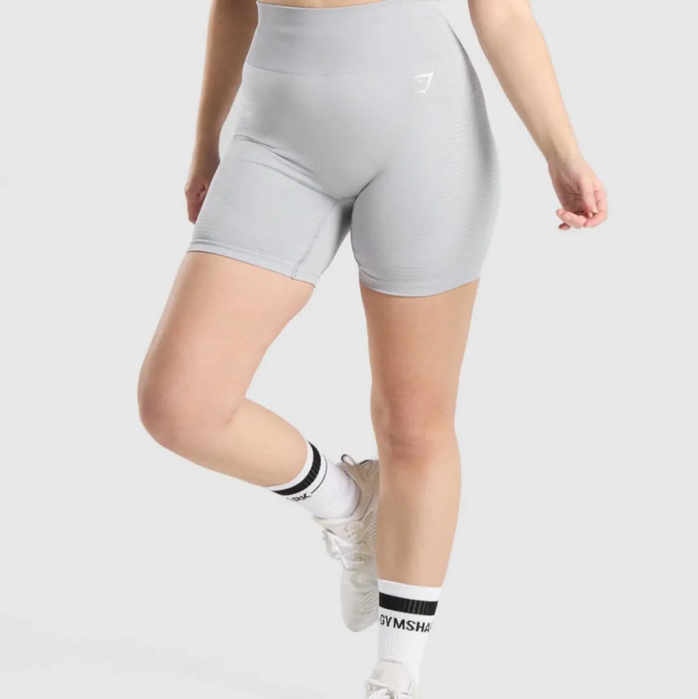 Gymshark adapt shorts i färgen light grey som inte längre finns att köpa. Endast använda någon gång då de är för små. Bara att höra av sig vid frågor!😊. Shorts.