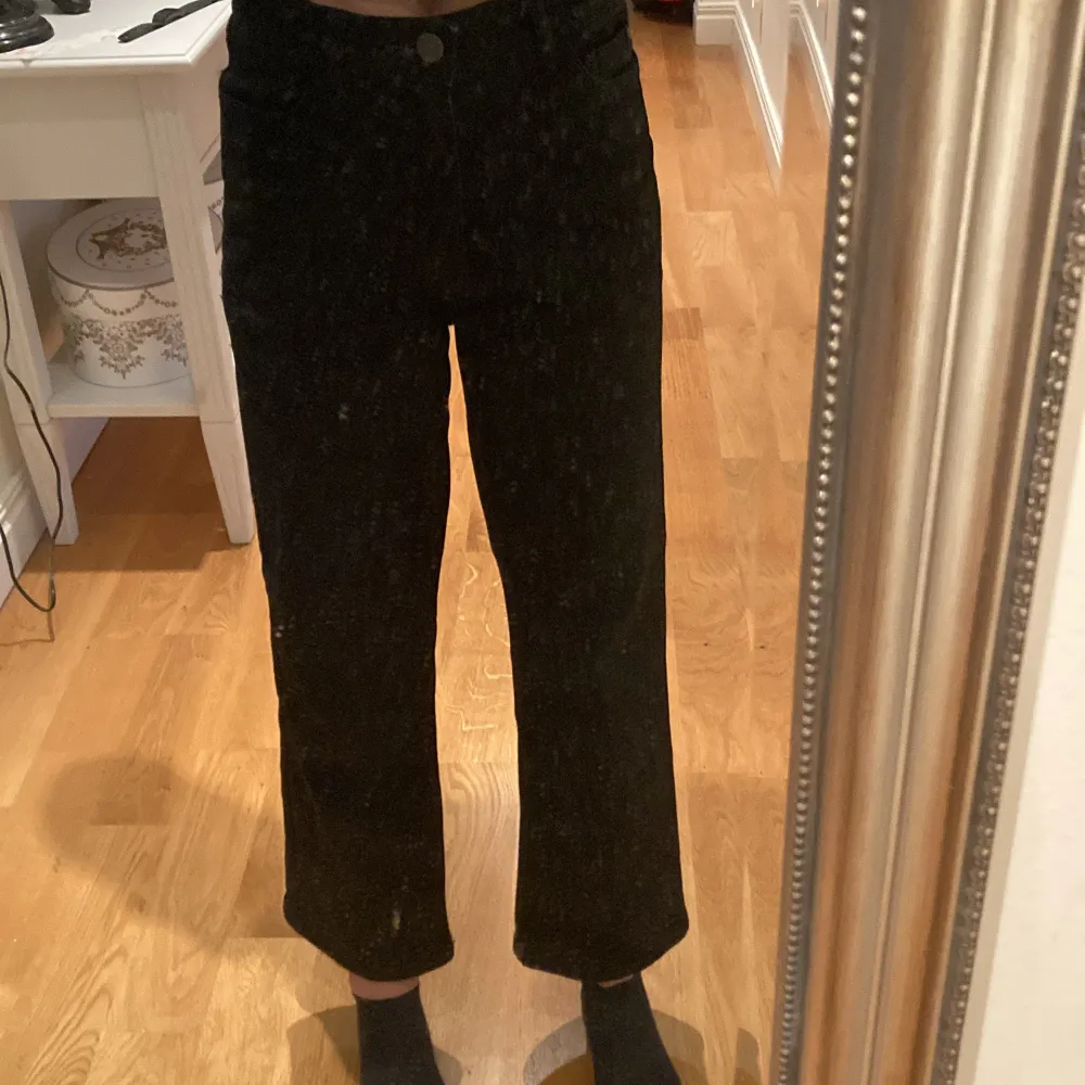 Jag säljer dessa jeans från HM som jag tror inte går att köpa längre❤️ Dom är högmidjade och har inga defekter💞 Säljer pågrund av att jag tycker dom är för korta för mig som är ungefär 1,63. Kom med egna prisförslag men inte under 200❤️. Jeans & Byxor.