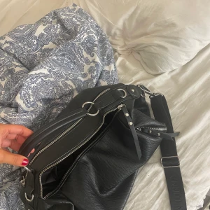 Don Donna väska - Jätte snygg väska som tyvärr ej kommer till användning, den är köpt på zalando för 599, inga defekter eller tecken på användning💕 skriv för fler bilder! Den är slutsåld på zalando just nu