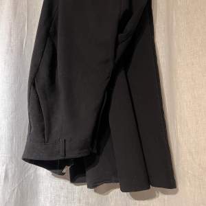 Jätte fina svarta kostymbyxor från madlady!  Skriv privat för fler bilder/frågor! Innerbenslängden: 76cm  Midjemåttet: 72cm 