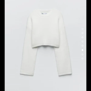 Stockad tröja zara - Jätte söt croppad stickad tröja från zara ord pris 300kr använd en gång så skulle säga nyskick, skriv gärna privat för fler bilder eller frågor💕