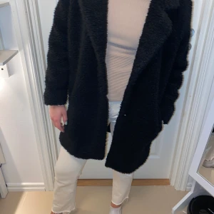 Teddy kappa - En fin svart Teddy kappa i storlek xs. Jag har användt den en vinter så den är i fint skick. 💓