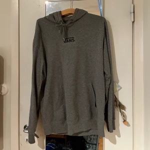 Vans hoddie - Grå hoddie från vans. Inga defekter!