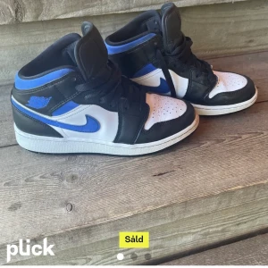 Skor  - Säljer mina jordans då dom inte kommer till användning, köpta här på plick för 1400kr och är sparsamt använda🥰 900kr eller bud 