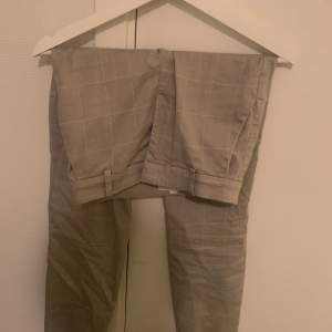 Ett par superfina kostym byxor från H&M i strl 34. Byxorna är använda men i bra skick så inga anmärkningar. 🥰