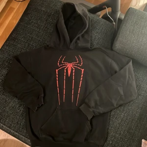 Hoodie spider - Svart hoodie med spider märke i rött. Storlek 152. 