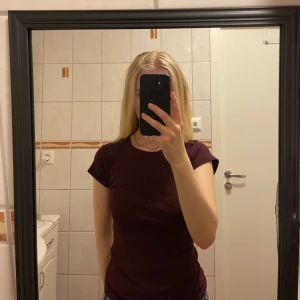 Topp - Lila/vinröd topp. Skriv privat för fler bilder. Tryck inte på knappen köp direkt 