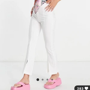 Vita kostymbyxor - Vita kostymbyxor från bershka, jättefina men tyvärr för små på mig🥲alltså helt oanvända!!