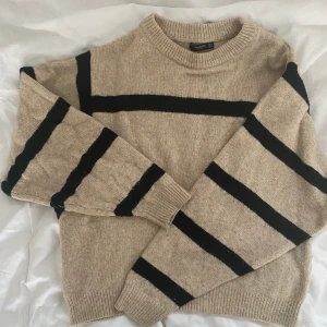 Stickad tröja från Mango  - Stickad tröja från mango i storlek M🥰 Är lite sliten i det stickade materialet så hör av er om ni vill ha mer bilder så ordnar jag de 🤩