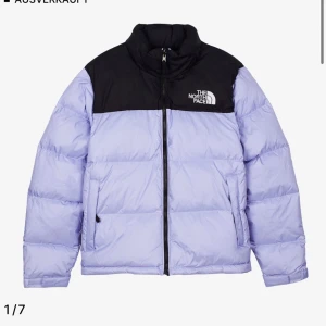 Lila The north face nuptse 1996 retro jacka - Jättefin jacka, men har tröttnat lite på den. Skriv privat för fler bilder eller frågor. Frakt tillkommer.