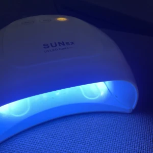 UV-lampa  - UV-lampa till gelensglar 💅 Hade en idé för ett tag sen om att börja göra gelenaglar men UV-lampan kommer tyvärr inte längre till användning. Syns att den är använd, men funkar lika bra som om den våre ny 💛 Kan fraktas (köparen står för fraktkostnaden) 📦