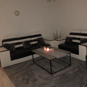 Soffor + bord  - Hej säljer nu mina soffor och bord efter som jag håller på att flytta vill få bort så mycket som går. 😊😊7000kr vid seriösa köpare kan vi diskutera pris😁